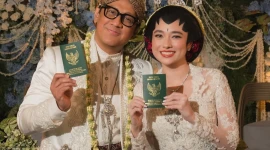 Amanda Rigby dan Andre Taulany memamerkan buku nikah setelah resmi menikah pada Minggu, 20 September 2026. (Foto: Dok. Istimewa)