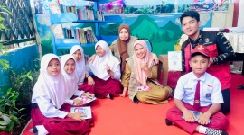 Program kerja “Pojok Literasi Digital Desa Marannu dengan Program Sinkronisasi Aplikasi E-Pusda Maros Berbasis QR Code”. (Foto: Dok. Istimewa)
