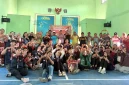 Kebersamaan para volunteer dan Warga Pulau Gersik setelah saling membantu menjalankan program kerja. (Foto: Tim Sahabat Asa Indonesia)