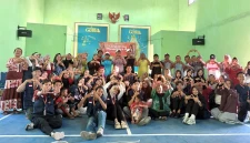 Kebersamaan para volunteer dan Warga Pulau Gersik setelah saling membantu menjalankan program kerja. (Foto: Tim Sahabat Asa Indonesia)
