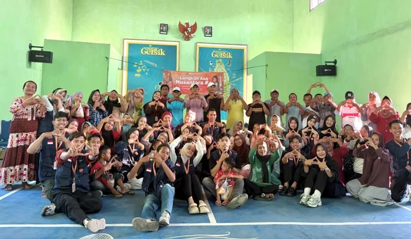 Kebersamaan para volunteer dan Warga Pulau Gersik setelah saling membantu menjalankan program kerja. (Foto: Tim Sahabat Asa Indonesia)