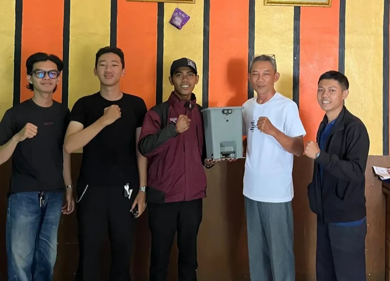 Mahasiswa Universitas Nusa Putra Ciptakan Smart Trash Bin untuk Dukung Pengelolaan Sampah di Desa Pangkalan